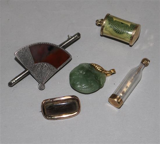 A silver agate fan brooch and other jewellery